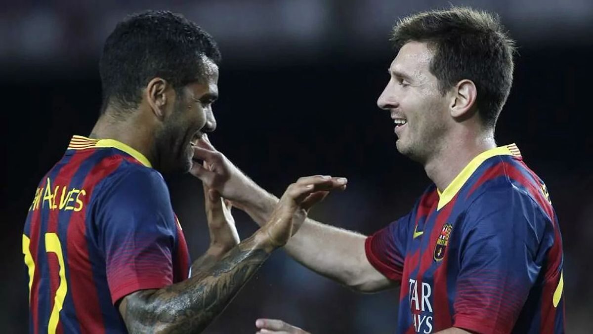 Alves và Messi thời còn cùng nhau phụng sự Barca. Ảnh: Marca