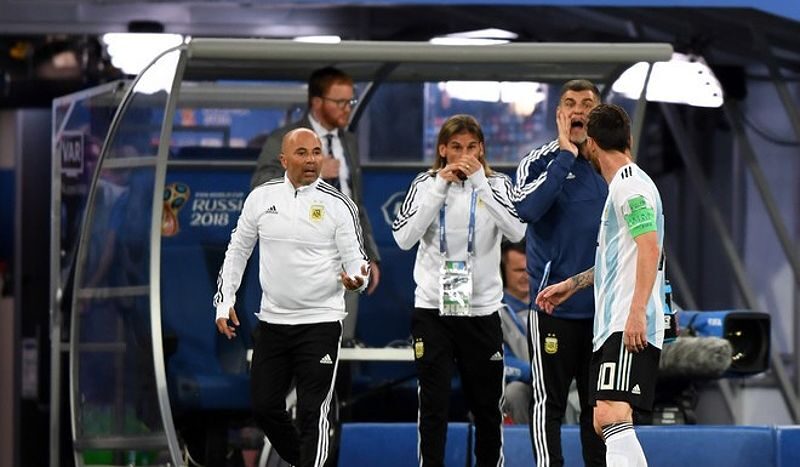 HLV Jorge Sampaoli hỏi Messi trước khi thay người.