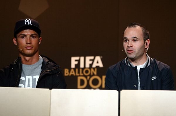 Iniesta và Ronaldo trong trận đấu