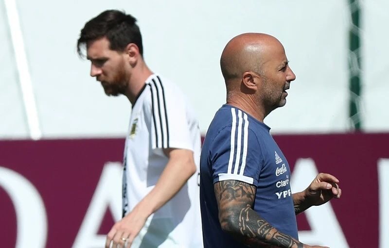 Lionel Messi và Jorge Sampaoli quay lưng với nhau chỉ sau 13 tháng ở đội tuyển Argentina.