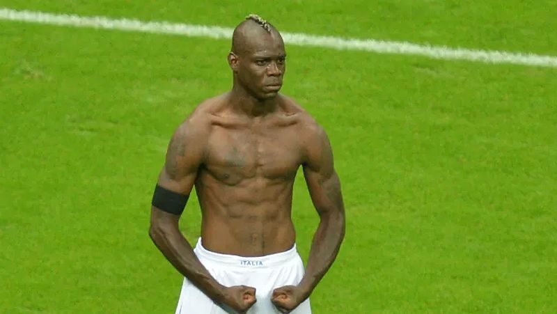 Mario Balotelli ăn mừng cởi áo