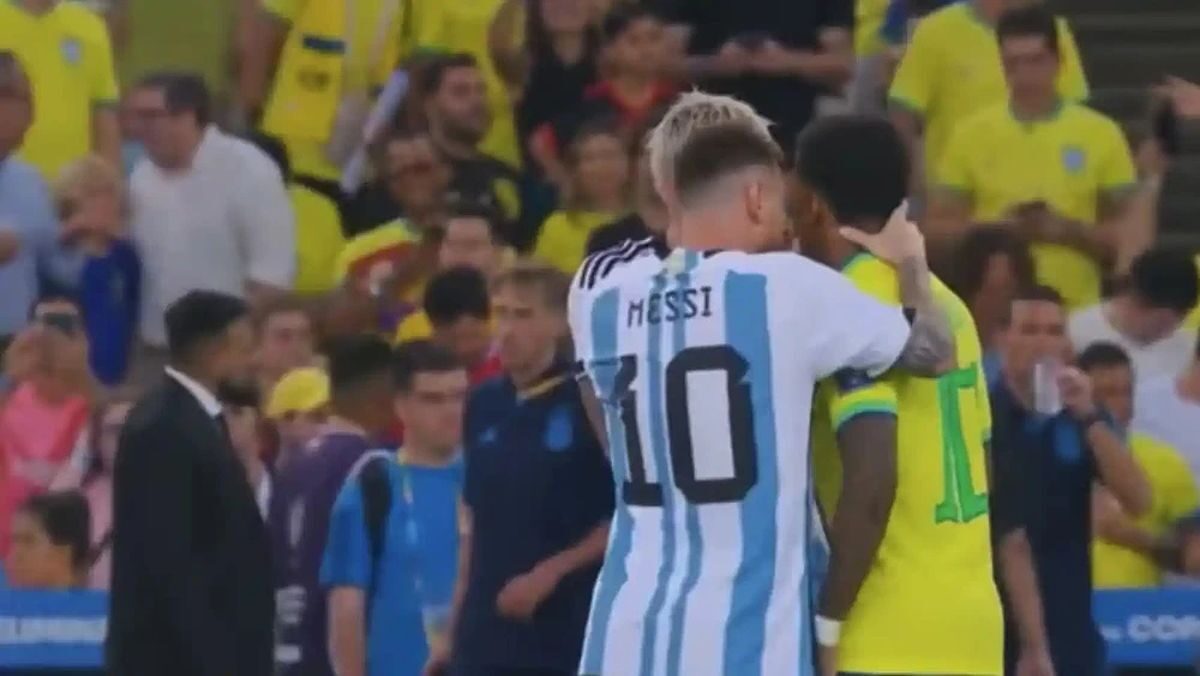 Messi nóng nảy có hành động tấn công đàn em Rodrygo sau những lời thách thức giữa họ.