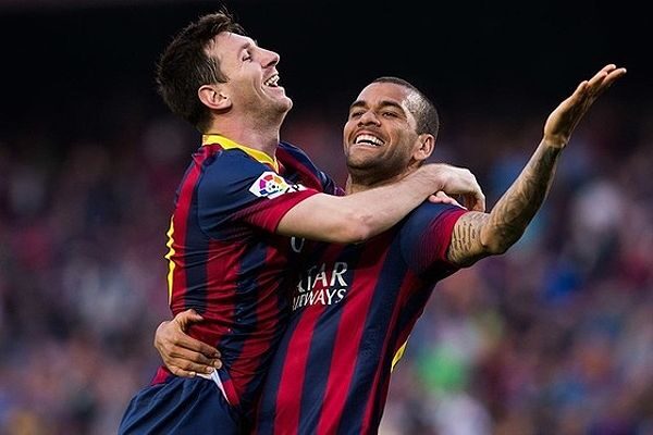 Messi và Dani Alves trên sân cỏ