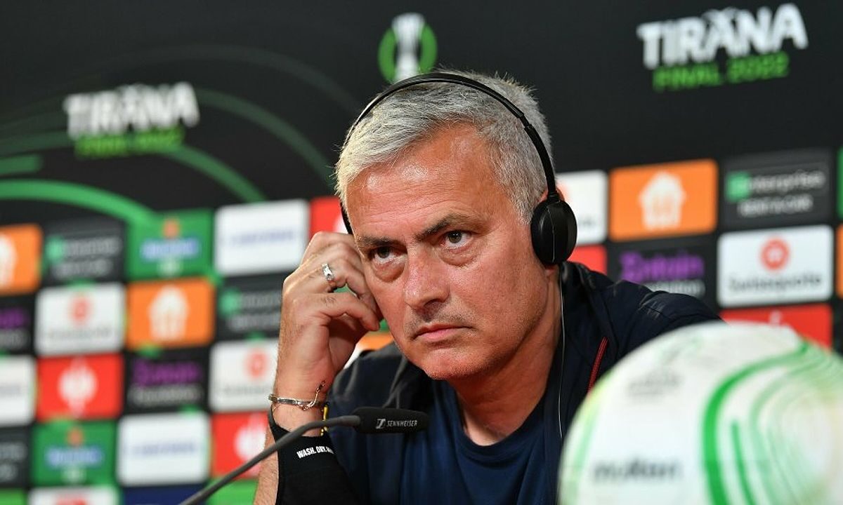 Mourinho trong cuộc họp báo tại Tirana, Albania