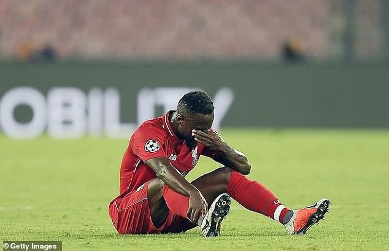 Naby Keita đau đớn trước khi rời sân