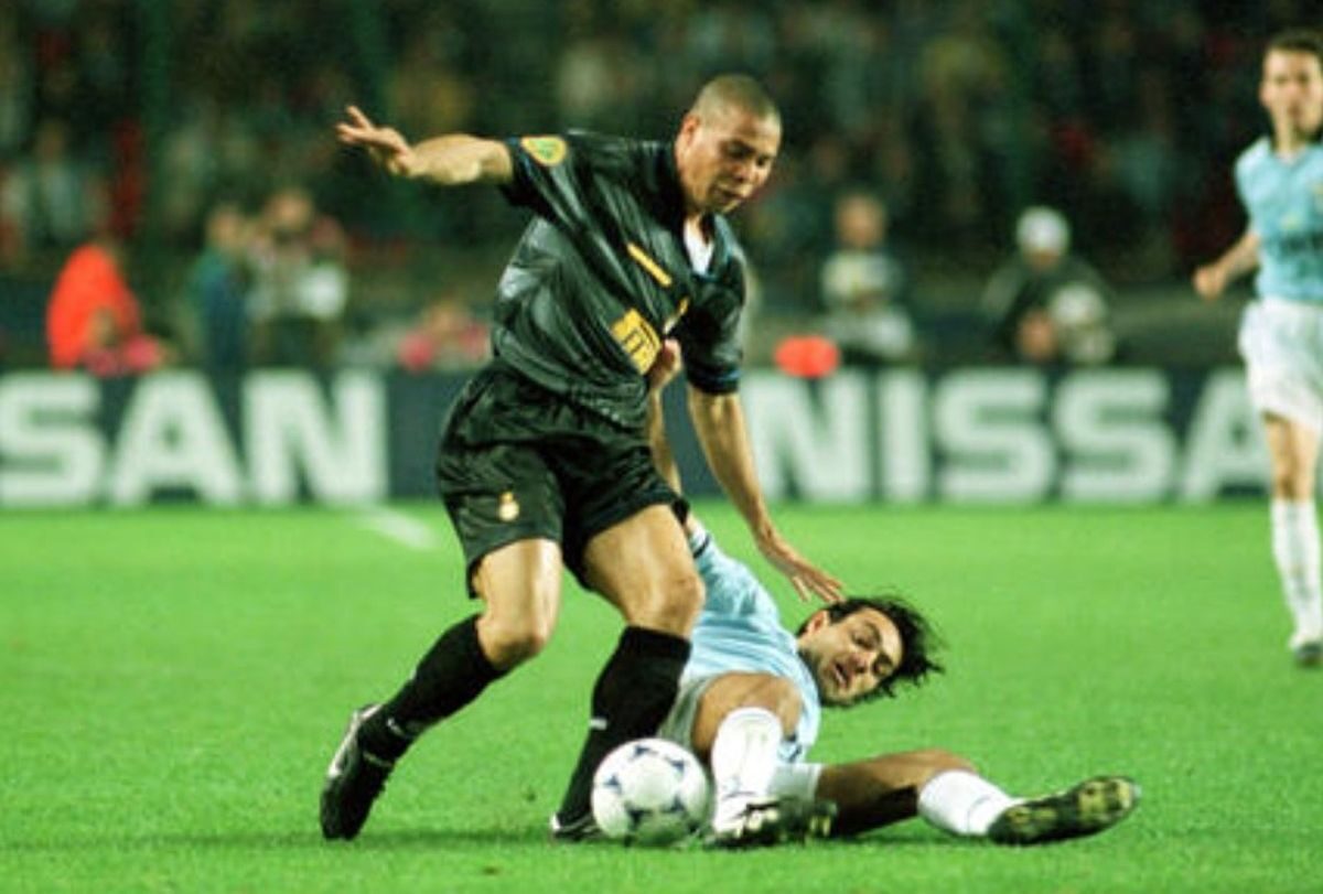 Nesta truy cản Ronaldo người Brazil khi cùng Lazio thua Inter 0-3 trong trận chung kết Cup C3 châu Âu năm 1998. Ảnh: UEFA