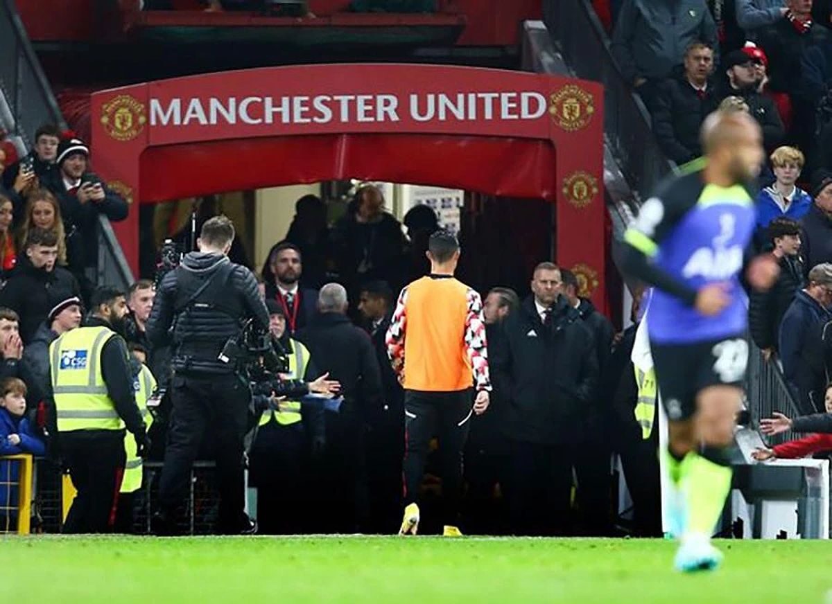 Ronaldo đi thẳng vào đường hầm sân Old Trafford khi trận đấu giữa MU và Tottenham còn chưa kết thúc.