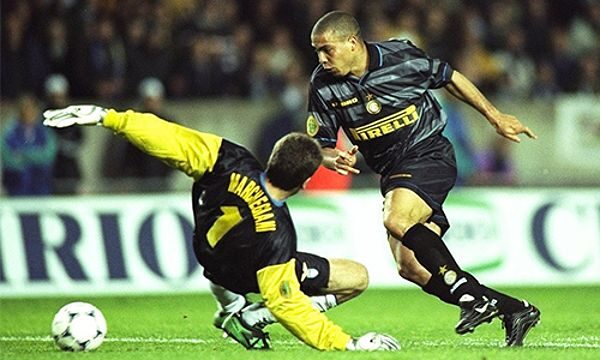 Ronaldo lừa qua thủ môn Lazio ghi bàn ở chung kết Cup UEFA 1998