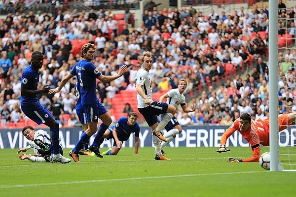 Sân Wembley với đông đảo khán giả