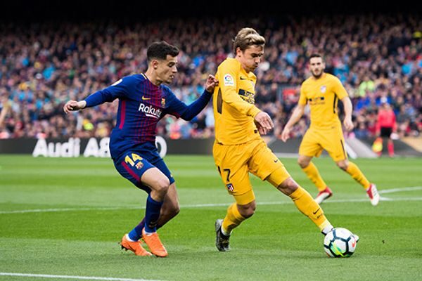 Với khả năng chơi đa dạng và hiệu quả, Griezmann (phải) rất có thể sẽ đẩy Coutinho khỏi Barca.